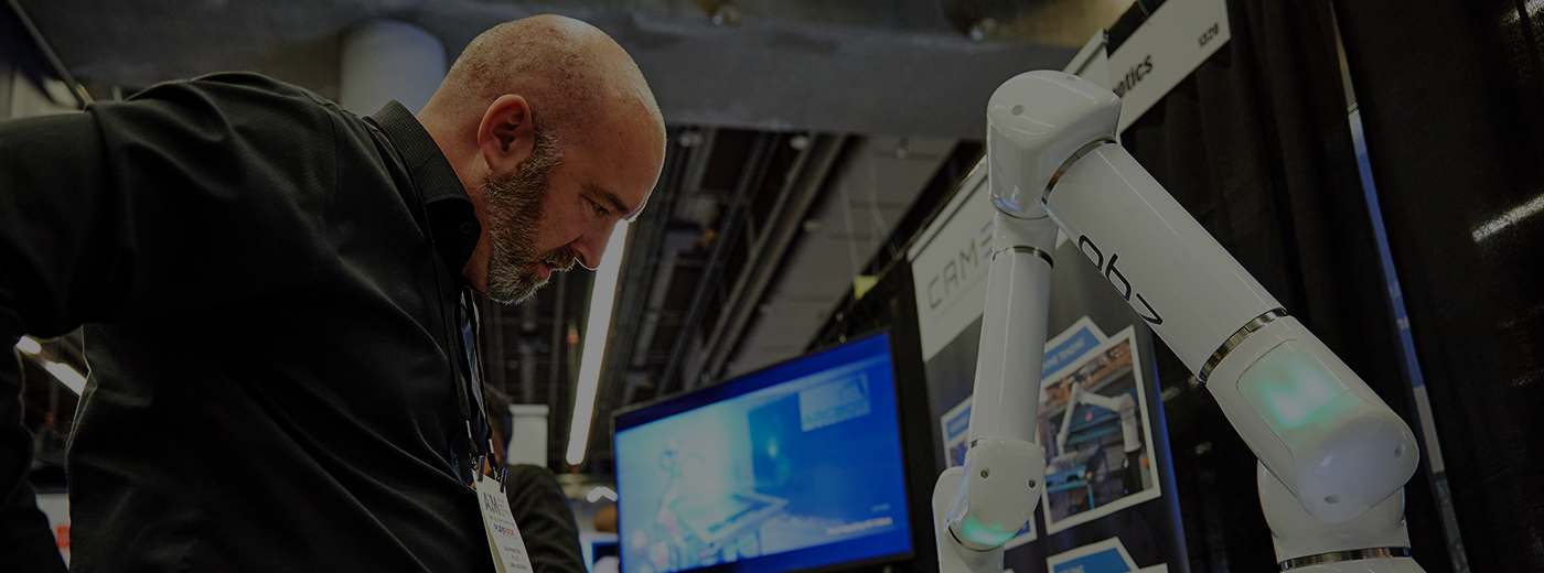 An exhibitor analyzing robot's automation settings